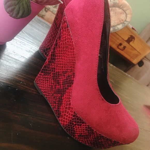 Streetwear Society Shoes - RED Velvet Snake Skin Pattern Wedges Heels 🐍❣️